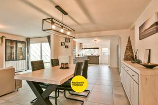 In een rustige straat in Oostkamp bevindt zich deze gerenoveerde woning, waar wooncomfort en een gunstige ligging hand in hand gaan. Dankzij de nabijheid van het station, openbaar vervoer, winkels en sportvoorzieningen geniet u hier van een praktische woonomgeving.<br /><br />Via de inkomhal betreden we de woning, die ons leidt naar de ruime en lichtrijke leefruimte met eetplaats. De open indeling en grote raampartijen zorgen voor een luchtig en aangenaam woongevoel. Door het schuifraam baadt de ruimte in natuurlijk licht en vormt deze een naadloze verbinding met de tuin. Aansluitend bevindt zich de volledig uitgeruste keuken, stijlvol ingericht en voorzien van alle comfort voor dagelijks gebruik. Verder beschikt het gelijkvloers over een berging met aansluitingen voor wasmachine en droogkast, evenals een apart gastentoilet. De eerste verdieping beschikt over twee volwaardige slaapkamers en een moderne badkamer met ligbad, inloopdouche, dubbele lavabo, spiegelkast en handdoekdroger. Via een zolderluik kunt u zich begeven tot de zolder.<br /><br />Buiten geniet u van een zuid-oost gerichte, aangelegde tuin, ideaal om de hele dag door van de zon te genieten. Een praktische tuinberging maakt de eigendom compleet.<br /><br />De vermelde prijs is een richtprijs; elk bod, hoger of lager, wordt voorgelegd aan de eigenaar die zich het recht voorbehoudt om dit te aanvaarden of te weigeren.<br /><br />Neem voorsprong met een vrijblijvende, gratis schatting van uw eigendom via:<br />www.residentievastgoed.be/gratisonlineschatten