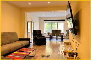 <strong>Immo Van Middelem verhuurt deze gerenoveerde woning gelegen in het centrum van Sint-Katherina-Lombeek (Ternat), op wandelafstand van tal van lokale handelszaken. U vindt er onder meer Bakkerij Heidi, Frituur Loemek, een krantenwinkel, apotheek, bank en het cultuurcentrum De Ploter.</strong> <br /><br />De indeling is als volgt:<br />- GELIJKVLOERS: inkomhal, woonkamer, bureau, douchekamer met dubbele lavabo, keuken (met toegang tot koer), slaapkamer.<br />- 1ste VERDIEPING: nachthal, 3 slaapkamers, badkamer met douche en bad.<br />- TERRAS/KOER: met toegang tot extra berging. <br /><br />EPC: 300 kwh/(m² jaar) – label C (UC:0003917296).<br />Centrale verwarming op gas.<br />Onmiddellijk beschikbaar.