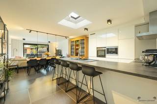 Bienvenue dans la Rosveldstraat à Schoten ! Disposition : En entrant par le hall d'entrée, on trouve un vestiaire avec des armoires encastrées à...