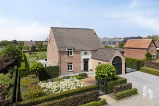 Prachtige, landelijke villa (313 m²) op een mooi, rustig gelegen perceel van 2103 m² in een bosrijke omgeving.Via de inkomhal kom je in de...