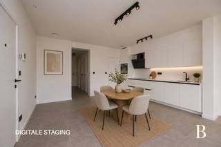 Energiezuinig nieuwbouwappartement met terras en autostaanplaats

In Hoboken bevindt zich dit moderne en energiezuinige appartement, gelegen in een recente nieuwbouw van 2024. Dankzij de kwalitatieve afwerking en duurzame technieken geniet je hier van hedendaags wooncomfort op een vlot bereikbare locatie.

Met een bewoonbare oppervlakte van 65 m² beschikt het appartement over een lichtrijke leefruimte met grote raampartijen, die naadloos overgaat in de open, volledig uitgeruste keuken met moderne toestellen en een strakke afwerking.

Het appartement beschikt over één ruime slaapkamer met aansluitend een Zuid-gericht terras. Daarnaast is er een moderne badkamer met alle hedendaagse comfort, een apart gastentoilet en een praktische berging.

Als BEN-appartement (Bijna-EnergieNeutraal) staat deze woning garant voor een bijzonder laag energieverbruik. Dankzij de aanwezigheid van zonnepanelen en vloerverwarming op basis van een warmtepomp woon je hier comfortabel en duurzaam.

Een enorm pluspunt is de autostaanplaats. Deze is aan te kopen voor €27.000.

Kortom, een instapklaar en duurzaam appartement, ideaal voor wie comfortabel en energiezuinig wil wonen. Contacteer ons voor een bezoek!