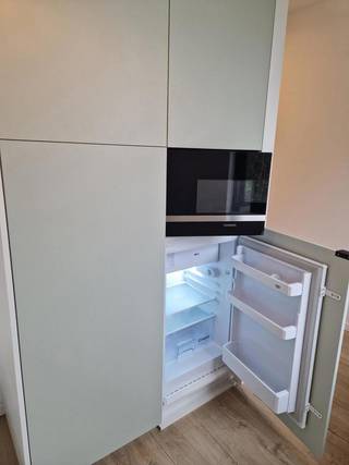 <p>VOOR DE SNELLE BESLISSERS!</p>
<p>ACADEMIEJAAR 2026-2027</p>
<p><span>Op zoek naar een comfortabele, volledig instapklare kamer in het hart van Leuven? Deze gemeubelde kamer in de </span><strong><span>Onze-Lievevrouwstraat 50</span></strong><span> combineert rust en privacy met een uitstekende ligging vlak bij het bruisende stadscentrum.</span></p>
<p><span></span></p>
<p><span>De </span><strong><span>Kruidtuin bevindt zich op slechts 350 meter</span></strong><span> en ook universiteitsgebouwen, winkels, openbaar vervoer en het centrum zijn vlot te voet bereikbaar. Een ideale uitvalsbasis voor studenten en young professionals die graag alles binnen handbereik hebben.</span></p>
<p><span></span></p>
<p><span>De kamer is volledig ingericht en beschikt over:</span></p>
<ul>
<li><span>een comfortabel bed</span></li>
<li><span>een bureau met bureaustoel</span></li>
<li><span>ingebouwde kasten met voldoende opbergruimte</span></li>
<li><span>een koelkast met vriesvak</span></li>
<li><span>een microgolfoven</span></li>
<li><span>een </span><strong><span>eigen badkamer met douche en toilet<br /><br /></span></strong></li>
</ul>
<p><span>Daarnaast kan je gebruikmaken van de </span><strong><span>ruime gemeenschappelijke keuken</span></strong><span>. Het goed onderhouden gebouw en de rustige ligging zorgen voor een aangename woon- en studieomgeving.</span></p>
<p><strong><span>€690 per maand + €140 nutsvoorzieningen &amp; gem. lasten</span></strong></p>
<ul></ul>
<p><strong><span>Troeven op een rij:</span></strong></p>
<ul>
<li><span>Volledig gemeubileerd en instapklaar</span></li>
<li><span>Eigen badkamer en toilet</span></li>
<li><span>Ruime gemeenschappelijke keuken</span></li>
<li><span>Rustige ligging</span></li>
<li><span>Op slechts 350 m van de Kruidtuin</span></li>
<li><span>Universiteitsgebouwen, winkels en openbaar vervoer op wandelafstand</span></li>
<li><span>Gelegen in het centrum van Leuven<br /><br /></span></li>
</ul>
<p><strong><span>Comfort, privacy en een topligging: alles wat je nodig hebt om aangenaam te wonen en studeren in Leuven.</span></strong></p>
<p></p>