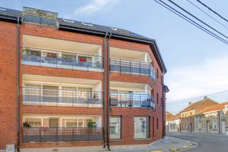 <p><span> Lichtrijk gelijkvloersappartement met groot terras & ondergrondse staanplaats</span></p><p><span> </span></p><p><span>Ontdek dit prachtig appartement aan de Rue Ferrer 226 in Tubeke, waar modern comfort en een toplocatie hand in hand gaan.</span></p><p><span> </span></p><p><span>De troeven van het appartement:</span></p><p><span> </span></p><p><span> Leefruimte: Lichtrijke woonkamer met een volledig uitgeruste keuken (koelkast, combi-oven, keramische kookplaat en vaatwasser).</span></p><p><span> </span></p><p><span> Buitenruimte: Prachtig terras van meer dan 40 m²,zuidelijk georiënteerd.</span></p><p><span> </span></p><p><span> Indeling: Mooie slaapkamer met toegang tot het terras, moderne badkamer met inloopdouche, nachthal met ingebouwde vestiaire en een ruime berging.</span></p><p><span> </span></p><p><span> Technisch & comfort: Energiezuinig (EPC B), conform elektrische installatie en een private ondergrondse autostaanplaats (+ 15.000).</span></p><p><span> </span></p><p><span>Strategisch gelegen op een boogscheut van het openbaar vervoer (station van Tubize), scholen en handelszaken.</span></p>