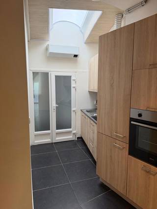 Deze instapklare rijwoning ligt aan de stadsrand van Aalst, vlak bij winkels en het stadspark.<br />Beneden vind je een leefruimte met gaskachel, een ingerichte keuken met oven en een badkamer met douche. De woning beschikt over twee slaapkamers, waarvan één op de zolderverdieping. De leefruimte is voorzien van een airco/warmtepomp.<br />Een praktische woning op een goede ligging, met alles wat je nodig hebt in de buurt.