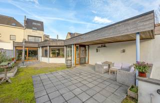 <span><strong>Achter de bescheiden gevel van deze rijwoning schuilt een verrassend ruime en lichtrijke instapklare woning met 4 slaapkamers, 2 badkamers en een kelder van +/-140m². De woning is ook vlot toegankelijk via de Schaggeleweg waar parkeergelegenheid en toegang naar de kelder is.<br /><br />INDELING</strong><br />De inkomhal met apart toilet geeft toegang tot de leefruimte met halfopen keuken, hieruit heb je zicht op de tuin welke ook voorzien is van een mooi overdekt terras. De inkom geeft ook toegang tot de kelder. <br /><strong><br /></strong><strong>1 STE VERDIEPING</strong><br />Op deze etage is er een ruime overloop op parket, 1 slaapkamer op parket en 1 badkamer met bad, wastafel en toilet. <br /><br /><strong>2 DE VERDIEPING<br /></strong>Op deze etage zijn er 2 slaapkamers op kurkvloer en een douchekamer voorzien van douche, wastafel en toilet.<br /><br /><strong>ZOLDERVERDIEPING<br /></strong>Deze etage is volledig afgewerkt en voorzien van ingemaakte kasten. <br /><br /><strong>BIJZONDERHEDEN<br /></strong>In de leefruimte zijn er aan alle ramen screens voorzien en is er airco aanwezig. Het raam van de eerste verdieping is van een rolluik voorzien, ook hier is airco, tevens werden er zonnepanelen geïnstalleerd. De elektriciteit is conform!<br /><br /><strong>POSITIEVE ASPECTEN<br /></strong>Zuid georiënteerd<br />Centraal gelegen<br />4 slaapkamers<br />Ruime bewoonbare oppervlakte<br />Grote kelder<br />Zonnepanelen<br />Airco<br /></span>