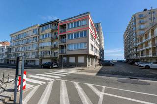 Dit verzorgde en knusse appartement met één slaapkamer is gelegen op de derde verdieping te Mariakerke, op een uitstekende locatie vlak bij de zee en het strand. Het strand bevindt zich letterlijk om de hoek en is dus gemakkelijk te voet bereikbaar. Het appartement beschikt over een gezellig terrasje, ideaal om te genieten van de buitenlucht. Daarnaast zijn er een kelder en een fietsenberging aanwezig. Het centrum van Oostende bevindt zich op korte fietsafstand en dankzij de nabijheid van het openbaar vervoer zijn ook andere bestemmingen vlot bereikbaar. Een aangenaam appartement op een toplocatie aan zee. Kom dit bekijken!