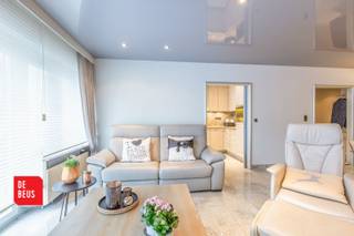 - Hoogwaardige afwerking,- Lichtrijk appartement met zicht op het appartement,- Topligging.Magnifiek appartement op de eerste verdieping van...