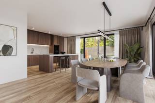 Deze instapklare halfopen bebouwing, gelegen op een perceel van 300 m² aan de rand van het Nachtgalenpark, combineert grote volumes met...