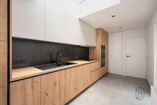Instapklare, charmante gezinswoning met 2slaapkamers en terras. <br /><br />Op zoek naar een stijlvolle woning waar u meteen uw intrek kan nemen?<br />Deze woning werd volledig gerenoveerd in 2024 en is centraal gelegen in Kuurne, in de nabijheid van scholen, winkels en openbaar vervoer.<br /><br />INDELING: inkom, aangename lichtrijke leefruimte met aanpalende volledig uitgeruste maatkeuken met kwalitatieve SMEG-toestellen. Verder vindt u op het gelijkvloers een praktische berging/wasplaats en een apart gastentoilet.<br />Op de eerste verdieping bevinden zich de overloop, ruime badkamer (dubbele lavabo, bad en douche) en een eerste grote slaapkamer.<br />De tweede verdieping werd ingericht als een extra ruime slaapkamer, ideaal als master bedroom.<br /><br />TROEVEN: Instapklaar, volledig gerenoveerd (2024), op maat gemaakte keuken, zonnepanelen, centrale verwarming op aardgas, dubbele beglazing, conforme elektriciteit, centraal gelegen, afgewerkt met kwalitatieve materialen.<br /><br />Kortom: een perfecte combinatie van charme, comfort en een centrale ligging!<br />Interesse? <br />Contacteer Immo Beguin voor een bezoek ter plaatse: tessa@immobeguin.be