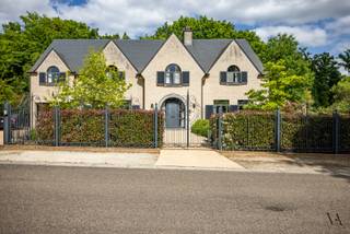 Op een perceel van meer dan 22 are ligt deze klassieke parel. De ligging is uitmuntend, in het residentiële Hoog-Linden, op fietsafstand van...