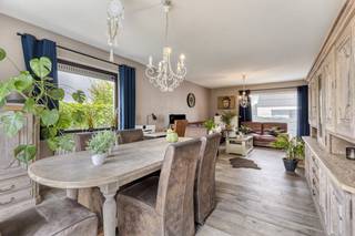 Deze halfopen bebouwing met een bewoonbaar oppervlakte van 163 m² is gelegen in de Fazantstraat te Melle. Dankzij deze strategische ligging, kan...