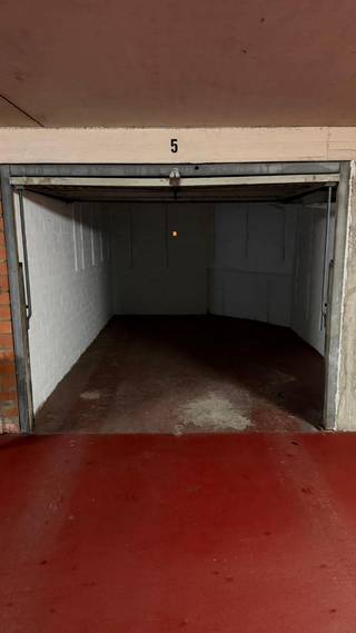 Deze garagebox bevindt zich in een complex hartje Oostende.Afmetingen:Box: langste lengte: 5.60 m (links), kortste lengte: 3.66 m (rechts) - breedte...