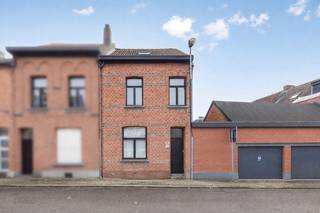 <p>Te koop: Woning in de Van Dyckstraat in Boom, gelegen in een rustige woonkern nabij scholen, openbaar vervoer en invalswegen.</p><p><br /></p><p>Deze woning uit 1936 biedt veel potentieel voor wie op zoek is naar een charmant pand om naar eigen smaak te moderniseren. De master bedroom onder het dak beschikt over een eigen badkamer, wat zorgt voor extra privacy en comfort. Daarnaast geniet u van een compacte maar gezellige buitenruimte van 17 m², ideaal voor een kleine tuin of terras.</p><p><br /></p><p>Belangrijkste ruimtes:<br />• Woonkamer met natuurlijke lichtinval en verbinding naar de keuken<br />• Ruime keuken met toegang tot de tuin<br />• Drie slaapkamers, waaronder een master bedroom met eigen badkamer<br />• Twee badkamers voor optimaal gebruiksgemak<br />• Kelder voor extra opslagruimte<br />• Tuin (17 m²) voor buitenplezier</p><p><br /></p><p>Troeven:<br />• Woning met veel potentieel<br />• Master bedroom onder het dak met eigen badkamer<br />• Buitenruimte</p><p><br /></p><p>Neem vandaag nog contact op met uw ERA-makelaar voor een bezoek.</p><p><br /></p><p>JOUW DROOMHUIS. ZO GEVONDEN!</p>