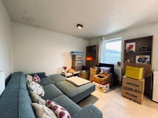 Dit appartement is gelegen op het gelijkvloers in het centrum van Melsele. U beschikt over een ondergrondse garagebox, toegang tot de algemene fietsenstalling en een terras met tuin.Het appartement heeft een private inkom met nummer 31B.De indeling van het appartement is als volgt: De lichtrijke leefruimte bevindt zich achteraan met zicht op het terras en de gemeenschappelijke tuin. Aansluitend bevindt zich de open ingerichte keuken met keukeneiland, voorzien van alle nodige toestellen en aanpalende bergruimte met aansluiting voor een wasmachine. Verder bereikt u de twee slaapkamers, een volledig ingerichte badkamer en een apart toilet. Ondergronds beschikt het appartement over een afgesloten garagebox met sectionaalpoort.Nog enkele troeven van dit appartement: Centrale verwarming op aardgas, recent, geschilderd, ondergrondse garage aan € 50,00/maand, lage algemene kosten van € 50,00/maand, laag E-peil en het appartement is vrij vanaf 1 juli 2026.Interesse? Aarzel zeker niet om vrijblijvend te mailen naar verhuur@bebuild.be.