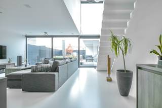 Sommige woningen hebben het gewoon. Die wauw bij het binnenkomen, een keuken die gezien mag worden en comfort dat overal voelbaar is. Welkom in de Stripfigurenlaan 33 in Temse!<br />De woonkamer? Een echte eyecatcher. De prachtige open vide geeft de ruimte allure en een heerlijk open gevoel. De strakke, moderne keuken sluit daar naadloos bij aan. Ze is bijzonder goed uitgerust en klaar voor alles. Ook achter die knappe looks zit het goed. Met een lucht-waterwarmtepomp, ventilatie type D, vloerverwarming, driedubbele beglazing en maar liefst 30 zonnepanelen werd hier volop ingezet op energiezuinig wonen. Met drie mooie slaapkamers heeft iedereen zijn eigen plek. De prachtige badkamer met ligbad én douche maakt van je dagelijkse routine een moment om naar uit te kijken. En praktisch? Absoluut. Drie extra bergingen, een zolder en een lekker ruime garage geven alles zijn plaats. Je elektrische wagen thuis opladen? Ook dat kan.<br />Je vindt deze woning in de Doornwijk in Temse, tussen de speelse straatnamen van bekende striphelden. Maar de hoofdrol? Die is hier helemaal voor jou.<br />Klaar om te vallen voor deze woning met prachtig aangelegde tuin/terras? Plan je bezoek bij M3 makelaars!