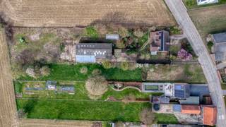 De tuin is zuidwestgericht, waardoor je de hele namiddag en avond van de zon kan genieten. Het voorste gedeelte van het perceel (tot ca. 50 m diepte) ligt in woonuitbreidingsgebied en is bestemd voor bebouwing. Het achterliggende gedeelte ligt in agrarisch gebied, wat zorgt voor een blijvend open en groen uitzicht.<br /><br />Volgens de stedenbouwkundige voorschriften kan hier een woning met één of twee bouwlagen en een hellend dak worden opgericht. De maximale bouwdiepte bedraagt 15 m op het gelijkvloers en 12 m op de verdieping. Daarnaast is één bijgebouw (garage of berging) tot 40 m² toegelaten in de tuinzone.<br /><br />De ligging combineert rust en natuur met een vlotte bereikbaarheid. Het centrum van Bierbeek, scholen, winkels en recreatiemogelijkheden bevinden zich op korte afstand, terwijl ook Leuven en de belangrijke invalswegen gemakkelijk bereikbaar zijn.<br /><br />Een ideale opportuniteit voor wie ruim en groen wil wonen met toch alle voorzieningen in de buurt.<br /><br />Afbeeldingen die door AI zijn gegenereerd, dienen uitsluitend ter illustratie en kunnen afwijken van de werkelijkheid.<br /><br />Meer informatie gewenst? Neem gerust contact op met onze makelaar Vicky.
