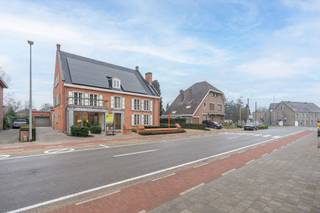 Statige voormalige apothekersvilla met handelsruimte, zwembad en sauna op perceel van ca. 1.054 m². Deze villa combineert grandeur, ruimte...