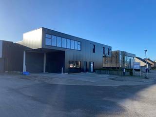 Gunstig gelegen in een KMO-zone en uitstekend bereikbaar via de E19Deze goed uitgeruste loods van ca. 450 m² biedt een vrije hoogte van 5,40 m,...