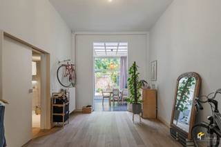 <p><span>Op een gunstige locatie nabij het Centraal Station, Zurenborg en het stadspark treffen we dit goed onderhouden gebouw. Doorheen de jaren zijn er verschillende renovaties en vernieuwingen gebeurd en tot op heden verkeert het in goede staat. Het dak is gerenoveerd en ook de achtergevel is onder handen genomen. Verder is er een rookkoepel geplaatst en is de brandveiligheid in orde gemaakt. Er zijn aparte meters voor gas, water en elektriciteit. </span></p><p><span> </span></p><p><span>Momenteel zijn alle wooneenheden (met uitzondering van de eerste verdieping) verhuurd, wat een totale huuropbrengst van €2800/maand oplevert. Het appartement op het gelijkvloers heeft een totale oppervlakte van zo’n 100 m², is grotendeels gerenoveerd en biedt toegang tot de oost-georiënteerde buitenruimte (38 m²). De wooneenheden op de eerste en tweede verdieping zijn identiek met een oppervlakte van 55 m² en de unit op de bovenverdieping is 35 m² groot. Ze beschikken allemaal over één slaapkamer.</span></p><p><span> </span></p><p><span>Tot slot beschikt het pand nog over een kelder. Ben je op zoek naar een goed onderhouden opbrengsteigendom met goede verhuurmogelijkheden? Mis deze kans niet! Bewoonbare opp. 279 m² ref.: bruto vloeropp. Voor meer info of een gratis schatting surf naar www.hansimmo.be.</span></p><p><span> </span></p>