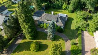 Verzorgde laagbouwvilla op zuidwest georiënteerd perceel van 2.216 m² in één van de mooiste lanen van het residentiële Oud-Turnhout. De woning werd gebouwd in 1969 en gerenoveerd in 1997. Ze omvat een inkomhal, woonkamer, aparte keuken, veranda, 4 slaapkamers, badkamer, afgewerkte zolder, aangebouwde dubbele garage, vrijstaande garage/tuinberging en een mooi afgesloten tuin. EPC label C ! <br /><br />U betreedt de inkomhal van deze villa dewelke rechts toegang biedt tot de woonkamer. De raampartijen tot op de grond bieden veel lichtinval. De veranda dewelke werd aangebouwd zorgt voor een mooie uitbreiding van de leefruimte en geeft een mooi zicht op de tuin. <br />De keuken bevindt zich aanpalend en heeft ook nog een praktisch wasruimte aanpalend. <br />De 4 slaapkamers bevinden zich op de begane grond, alsook de badkamer met lavabo, douche en toilet. De zolderverdieping werd in jaren '90 volledig afgewerkt. Ze is momenteel in gebruik als polyvalente ruimte, maar kan ook voor andere doeleinden gebruikt worden (zoals masterbedroom, kantoor,...).<br /><br />De tuin is rondom mooi aangelegd en is vooraan afgesloten met een hekwerk.<br />Grote aangebouwde garage met plaats voor 2 auto's + vrijstaande garage/berging in de tuin.<br /><br />Bijzonderheden: <br />- Schitterende ligging in één van de mooiste lanen van Oud-Turnhout<br />- Alle vertrekken op begane grond + afgewerkte zolderverdieping met vaste trap toegankelijk.<br />- Verwarming op aardgas - nieuwe verwarmingsketel op aardgas werd geplaatst in 2025!