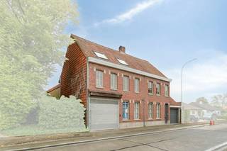 Ruime herenwoning met 4 slaapkamers en magazijn van ca. 500 m² in Deerlijk<br /><br />Op zoek naar een ruime woning waar wonen en werken perfect te combineren zijn? Deze karaktervolle herenwoning met brede gevel in Deerlijk biedt een unieke combinatie.<br /><br />Bij het binnenkomen word je verwelkomd in een statige, karaktervolle inkomhal. Het gelijkvloers is praktisch ingericht en beschikt over een kantoor- of ontvangstruimte, wasplaats, dubbele garage en een ruime loods van ca. 500 m². Dankzij de sectionale poort is de loods vlot toegankelijk en bijzonder geschikt voor opslag, atelier of zelfstandige activiteiten.<br /><br />Op het eerste verdiep bevindt zich een bijzonder ruime en lichtrijke leefruimte met een mooie parketvloer en open haard. Aansluitend is er een ingerichte leefkeuken met berging. Zowel vanuit de leefruimte als vanuit de keuken heb je rechtstreeks zicht op het grote, zuidwestgeoriënteerde terras.<br /><br />Op het tweede verdiep bevinden zich 4 kamers waarvan 3 voorzien met airco. Verder is er een volledig uitgeruste badkamer met zowel een bubbelbad als douche.<br /><br />Algemene info:<br />- Dubbele beglazing, houten ramen<br />- CV op mazout<br />- 21 zonnepanelen<br />- Warmtepomp<br />- Zuidwestgeoriënteerde terras<br /><br />Voor meer informatie of het inplannen van een bezoek kunt u contact opnemen met Wessel via 0472 18 39 13 of wessel.audoor@dewaele.com.<br /><br /><br /><br />Bestuursmaatregelen in het maatregelenregister: nee