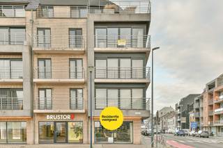 Dit lichtrijk appartement in Oostende op de derde verdieping beschikt over een inkomhal, twee slaapkamers, badkamer, apart toilet, berging, keuken...