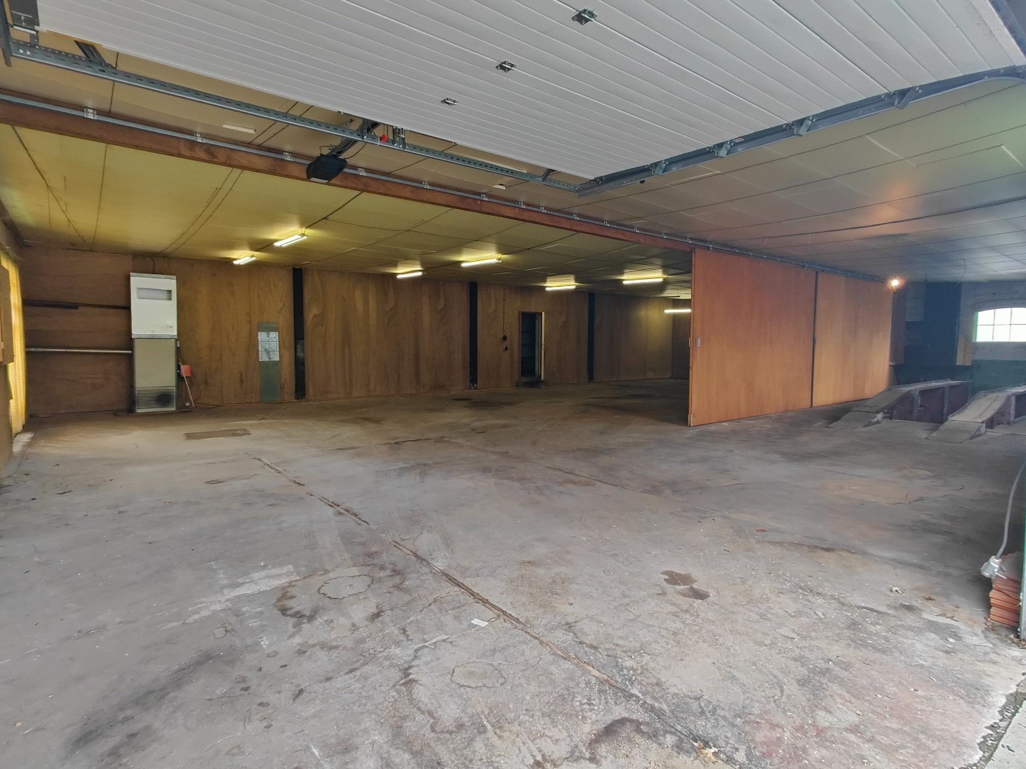 centraal gelegen loods van 284m² met automatische inrijpoort - foto 3