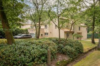 <p>Op een centrale maar bijzonder rustige locatie, op korte afstand van het centrum van Kapellen, bevindt zich deze royale villa met een bewoonbare oppervlakte van circa 356 m². De woning combineert een uitzonderlijk ruimtegevoel met veel natuurlijke lichtinval, warme materialen en een eigentijdse uitstraling. De afgeronde, organische vormen van verschillende muren geven het interieur bovendien een zachte en karaktervolle architectuur. De woning is volledig onderkelderd.</p><p>Op het gelijkvloers bevindt zich een ruime inkom met vestiaire, die desgewenst ook als bureauruimte kan worden ingericht. De royale inkomhal vormt het centrale hart van de woning en leidt naar de verschillende leefruimtes. Daarnaast is er een afzonderlijk gastentoilet.</p><p>Het salon sluit aan op een gezellige zitput met haard, die een warme en intieme sfeer creëert. De open, volledig ingerichte keuken sluit op haar beurt aan op de eetkamer en de lichtrijke orangerie. Dankzij de grote raampartijen geniet deze ruimte van een overvloedige lichtinval, terwijl de houtkachel voor extra sfeer en gezelligheid zorgt.</p><p>Verder beschikt het gelijkvloers over een ruime inpandige garage en een fitnessruimte met voldoende plaats voor het installeren van een sauna. Aansluitend bevindt zich een recent vernieuwde douche met toilet, stijlvol afgewerkt in Mortex.</p><p>Op de verdieping bevinden zich vier ruime slaapkamers. De master bedroom beschikt over een eigen balkon, een dressing en een royale badkamer en suite met dubbele lavabo, douche, ligbad en toilet.</p><p>De twee gezellige kinderkamers maken gebruik van een recent vernieuwde badkamer met een ruime Mortex inloopdouche, toilet en een natuurstenen lavabo. Eén van deze slaapkamers beschikt bovendien over een vide, wat de kamer extra karakter en een bijzonder ruimtegevoel geeft.</p><p>De vierde slaapkamer is uitzonderlijk ruim en beschikt over een eigen balkon, een vide en een badkamer en suite met natuurstenen lavabo, douche afgewerkt in Mortex en toilet. Dankzij de afzonderlijke toegang heeft deze ruimte het gevoel van een zelfstandige studio. Hierdoor is ze eveneens bijzonder geschikt als kantoorruimte, gastenverblijf, praktijkruimte of verblijf voor een inwonend kind.</p><p>De zuidwestelijk georiënteerde tuin vormt een rustige en groene omgeving met optimale privacy. Achteraan bevindt zich een afzonderlijk bijgebouw dat momenteel als tuinberging wordt gebruikt. Het gebouw beschikt over twee grote poorten en is bereikbaar via de achterliggende straat, waardoor het ook geschikt is voor het stallen van meerdere wagens, fietsen of ander materiaal.</p><p>Ondanks de rustige en private ligging bevindt de woning zich bijzonder centraal, op korte afstand van het centrum van Kapellen, winkels, scholen, openbaar vervoer en belangrijke verbindingswegen.</p><p>Een uitzonderlijk ruime en veelzijdige woning waar licht, comfort, privacy en karakter op harmonieuze wijze samenkomen.</p>