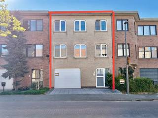 Instapklare, lichtrijke bel-etage woning met 4 slaapkamers, bureau en zonnige tuin.<br /><br />Op zoek naar een ruime, goed geïsoleerde gezinswoning met alle comfort, een toplocatie én een zonnige zuidoost tuin? Deze verzorgde bel-etage woning combineert ruimte, functionaliteit en een aangename leefomgeving.<br /><br />De woning biedt overvloedig daglicht dankzij grote raampartijen aan voor- en achterzijde. Op het woonverdiep vindt u een royale open leefruimte (50m²) met keuken, eet- en zithoek, plus ruimte voor een lees- of speelhoek. Via de schuifdeur heeft u direct toegang tot het terras (14 m²) en de tuin.<br /><br />Er zijn vier volwaardige slaapkamers: drie op de tweede verdieping (18 m², 19 m² en 9 m²) en één op het gelijkvloers (14 m²). De badkamer (9,2 m²) is uitgerust met dubbele wastafel, toilet, douche en ligbad.<br /><br />Op het gelijkvloers bevindt zich een grote garage (24 m²), momenteel opgesplitst in garage en bureauruimte (12 m²), een wasberging (6 m²) en een ruim terras (27 m²) dat uitgeeft op de onderhoudsvriendelijke, zonnige zuidoost tuin (177 m²) met nieuw groot tuinhuis en boomhut – ideaal voor gezinnen.<br /><br />De woning beschikt over een oprit voor een grote wagen en 10 zonnepanelen (420 W, 2023), wat bijdraagt aan een energiezuinige woonst.<br /><br />Troeven:<br /><br />- Lichtrijke woning met grote raampartijen<br />- Energiezuinig: EPC B 107 kWh / (m² jaar)<br />- 4 slaapkamers + bureau<br />- Ruime leefruimte met toegang tot tuin en terrassen<br />- Twee terrassen (27 m² en 14 m²)<br />- Zonnige zuidoost tuin met tuinhuis en boomhut<br />- Garage en oprit<br />- 10 zonnepanelen (2023)<br />- Centrale, kindvriendelijke ligging nabij scholen, winkels en openbaar vervoer. Mobiscore 9,1/10<br /><br />Interesse? Contacteer ons vandaag nog voor een bezoek! <br />an.dietiste@telenet.be of 0472561241