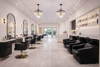 Ligging:<br />Het pand is gelegen in Godhuishammeke 4A, een goed bereikbare locatie in Gent met een aangename mix van residentiële en commerciële activiteiten. De ligging biedt een rustige maar strategische uitvalsbasis, ideaal voor diverse handels- of horecaconcepten.<br /><br />Indeling:<br />De commerciële ruimte heeft een oppervlakte van 110 m² en beschikt over een praktische en efficiënte indeling die verschillende invullingen mogelijk maakt.<br />Daarnaast is er nog een kitchenette. <br /><br />Aansluitend bevindt zich een extra opslagruimte, ideaal voor voorraad, materiaal of backoffice-werking.<br /><br />Een extra troef is het terras, dat kan dienen als buitenruimte, extra zitplaatsen of een aangename ontspanningszone, afhankelijk van het gekozen concept.