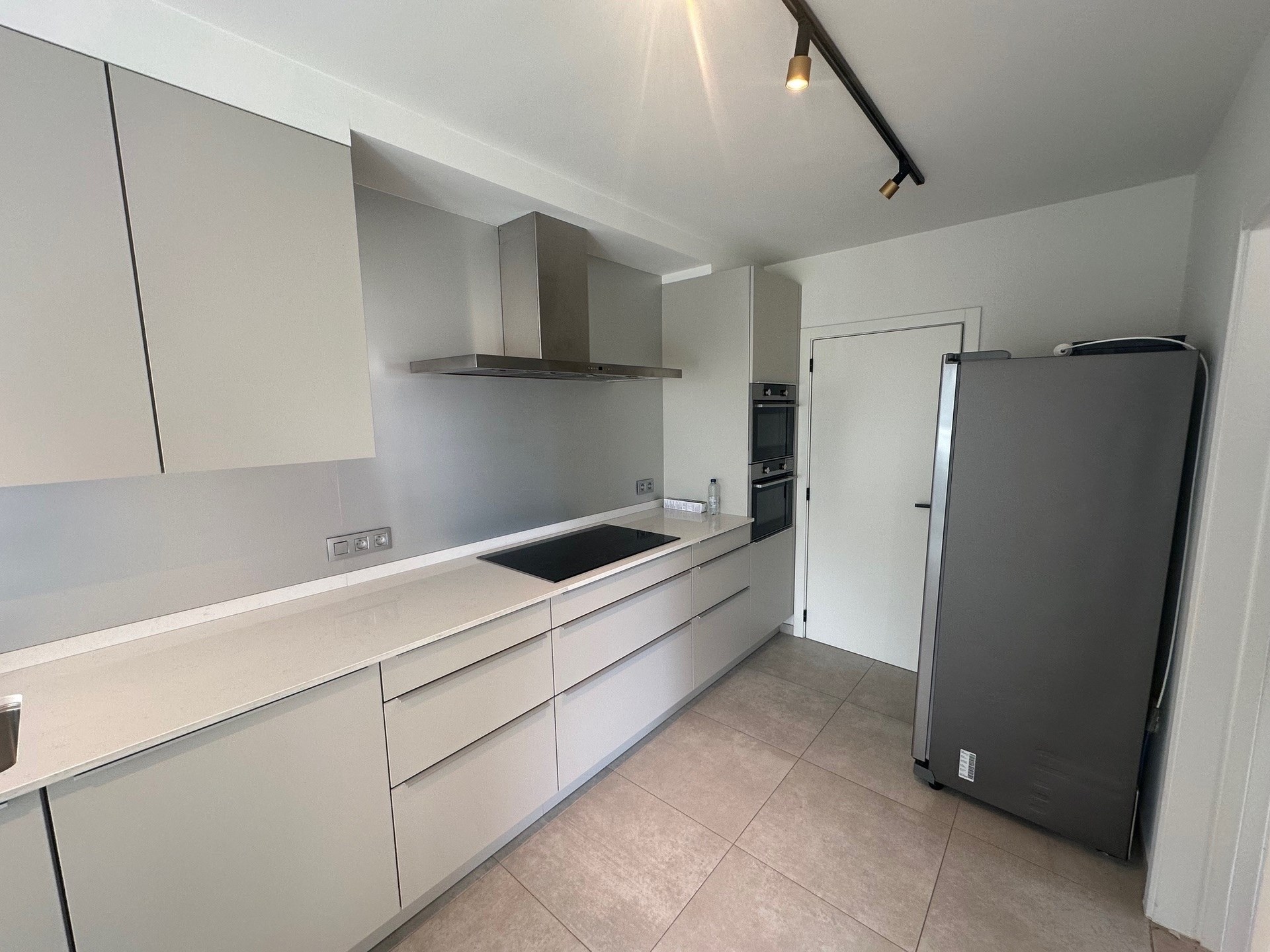 Ruim duplex-appartement met 3 slaapkamers en 2 autostaanplaatsen - foto 5