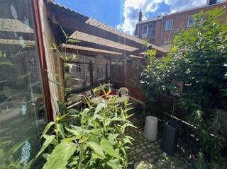 <p><span>Quelques chambres sont encore disponibles dans cette maison d'étudiants rénovée pour l'année académique 2025-2026 ! Cette chambre confortable avec son propre lavabo, située au rez-de-chaussée, a une superficie de 14,5 m² et est meublée. Il y a une salle de bain spacieuse commune avec baignoire, une salle de douche et une cuisine moderne. En outre, il y a une belle cour de ville, adjacente à la Dijle, et un abri à vélos couvert.</span></p><p><span>Cet immeuble du centre de Louvain est idéalement situé dans une rue sans voiture et à proximité du vieux marché et des campus universitaires.</span></p><p><span>Le loyer de cette chambre est de 450,00 euros + 40,00 euros (frais fixes) = 490,00 par mois.</span></p><p><span>N'hésitez pas à nous contacter rapidement si vous êtes toujours à la recherche d'une chambre d'étudiant abordable et bien rangée ! </span></p><p><span> </span></p>