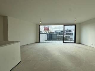 Een landelijke setting, moderne uitstraling en hoogwaardige materialen, dat is het minste wat je van residentie Michel &amp; Maurice mag verwachten. Dit nieuwbouwproject in het hartje van Wielsbeke zal heel wat puntjes op je verlanglijstje afvinken. Of je nu op zoek bent naar een startersflat, een gezinswoning of een goede investering, je vindt het hier. De residentie biedt zowel één-, twee- als drieslaapkamerappartementen waarin praktisch wooncomfort centraal staat. Alle flats beschikken over een mooi zonneterras met zicht op de gezellige binnentuin, het kloppend hart van de residentie. De ideale plek om je buren te ontmoeten en zwoele zomeravonden door te brengen.<br /><br />De open indeling geeft elk appartement een erg ruimtelijk gevoel. Ben je een eerder een stadsmens? Ga dan voor een appartement aan de Rijksweg en volg wat er leeft in Wielsbeke, zelfs vanuit je luie stoel. Heb je het meer voor rust en ruimte? Dan zal het weidse uitzicht van de appartementen in de Molenstraat je zeker charmeren.<br /><br />In residentie Michel &amp; Maurice is er voor elk wat wils!<br /><br />Ontdek het zelf en vraag hier verdere info aan.