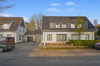 <p>In een rustige en aangename woonwijk, vlak bij het centrum, bevindt zich deze verzorgde gezinswoning die ruimte, licht en comfort combineert.</p><p></p><p>De woning beschikt over drie slaapkamers en een lichtrijke leefruimte met open keuken, wat zorgt voor een aangenaam en open woongevoel. Dankzij de grote raampartijen geniet u de hele dag door van veel natuurlijke lichtinval. De woning beschikt ook over een aangename tuin waar u in alle rust kunt genieten.</p><p></p><p>De woning biedt bovendien een ruime garage met extra opslagplaats, wat zorgt voor extra praktisch comfort. Een bijkomende troef is de volwaardige zolder, die extra mogelijkheden biedt.</p><p></p><p>Met een EPC-label D is er geen renovatieplicht, wat deze woning ook op energetisch vlak interessant maakt. Daarnaast is de woning asbestveilig en beschikt zij over een conforme elektrische installatie.</p><p></p><p>De ligging is een grote troef: rustig wonen in een gezinsvriendelijke buurt, maar toch op korte afstand van het centrum van Zele, met winkels, scholen en openbaar vervoer in de nabijheid.</p><p></p><p>Deze woning is ideaal voor wie op zoek is naar een instapklare gezinswoning met veel ruimte op een centrale en toch rustige locatie.</p><p></p><p>Interesse? Contacteer ons gerust voor meer informatie of een bezoek.</p>