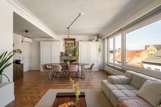 Op een gegeerde locatie in de Anselmostraat te Antwerpen bevindt zich dit instapklare appartement op de vierde verdieping van een verzorgde residentie met lift. Dankzij de grote raampartijen geniet het appartement van veel natuurlijk licht.
De inkomhal geeft toegang tot een apart gastentoilet en een praktische kastruimte met aansluiting voor de wasmachine. De volledig geïnstalleerde keuken beschikt over een inductiekookplaat, oven, microgolfoven, vaatwasser en spoelbak. Aansluitend bevindt zich een klein balkon.
De ruime, L-vormige leefruimte geniet dankzij de grote raampartijen over de volledige gevelbreedte van een prachtige lichtinval. De indeling biedt plaats aan een comfortabele zithoek en een ruime eethoek. De leefruimte is voorzien van individuele airconditioning.
De nachthal beschikt over een inbouwkast. Beide volwaardige slaapkamers zijn uitgerust met ingemaakte kasten. Ook de masterbedroom heeft individuele airconditioning.
De badkamer is ingericht met een inloopdouche, een dubbel lavabomeubel en een tweede toilet.
Dankzij de uitstekende ligging, de lichtrijke ruimtes, de praktische indeling en het moderne comfort is dit appartement een aantrekkelijke woongelegenheid in het hart van Antwerpen.