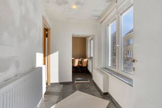 <p>Bent u op zoek naar een gezinswoning met veel potentieel op een charmante dorpslocatie? Deze woning bevindt zich pal in het centrum van Tollembeek, vlak bij de kerk. Hier geniet u van het authentieke dorpsgevoel en een rustige woonomgeving.<br /><br />De woning beschikt over een bewoonbare oppervlakte van 140 m² en is gelegen op een perceel van 435 m². Met een ruime, nog in te richten leefruimte, drie volwaardige slaapkamers en een tuin van ca. 250 m² biedt de woning verrassend veel ruimte in het centrum van het dorp.<br /><br />De woning werd reeds gedeeltelijk gerenoveerd. Zo beschikt ze onder meer over een vernieuwde badkamer, zonnepanelen en een conforme elektrische installatie. Wie de woning verder naar eigen smaak wil afwerken en moderniseren, vindt hier dan ook een uitstekende basis.<br /><br /><br />Gelijkvloers:<br />+ Inkomhal<br />+ Ruime leefruimte<br />+ Keuken met eetplaats<br />+ Gerenoveerde badkamer<br />+ Bijbouw <br />+ Tuin<br /><br />Eerste verdieping:<br />+ Ruime nachthal<br />+ Slaapkamer 1 (ca. 13 m²)<br />+ Slaapkamer 2 (ca. 13 m²)<br />+ Slaapkamer 3 (ca. 13 m²)<br />+ Apart toilet<br /><br />Extra troeven:<br />+ Centrale ligging op het dorpsplein van Tollembeek<br />+ Zonnepanelen en thuisbatterij<br />+ Conforme elektrische installatie<br />+ Veel potentieel om verder naar eigen smaak af te werken<br /><br />Deze woning is ideaal voor wie op zoek is naar een ruime gezinswoning met een aangename tuin en reeds verschillende uitgevoerde vernieuwingen, maar tegelijk nog de mogelijkheid wil om de woning verder naar eigen smaak af te werken. <br /><br />Watertoets: P score D , G score D.<br /><br />Meer info of een bezoek? Contacteer ons via brian.rollier@albert.immo of 0472 98 02 27.<br /><br />Bij Albert kom je thuis!</p>
