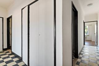 Op zoek naar een appartement dat u volledig naar eigen smaak kunt afwerken? Dan is dit op te frissen appartement zeker een bezoek waard. De grootste troef is de ruime en aangename living van ca. 40 m², aangevuld met een recent vernieuwde keuken voorzien van nieuwe apparatuur en toegang tot het terras.<br /><br />Het appartement beschikt over een inkomhal met ingemaakte kasten, een ruime leefruimte met dichte haard, twee slaapkamers waarvan één met toegang tot het terras, een badkamer met douche, lavabo en toilet, een terras en een privatieve kelder.<br /><br />Het appartement bevindt zich langs een belangrijke verbindingsweg, waardoor winkels, scholen, openbaar vervoer en andere voorzieningen zich in de onmiddellijke nabijheid bevinden. Bovendien zijn omliggende gemeenten en belangrijke invalswegen vlot bereikbaar.<br /><br />Dankzij de praktische indeling, de ruime leefruimte en de nieuwe keuken biedt dit appartement heel wat potentieel voor wie op zoek is naar een woning die nog naar eigen smaak kan worden opgefrist.<br /><br />pluspunten: <br />- Ruime en lichtrijke living van ca. 40 m²<br />- Recent vernieuwde keuken met nieuwe apparatuur<br />- Praktische ingemaakte kasten in de inkomhal<br />- Privatieve kelderberging<br />- Vlotte verbinding naar belangrijke invalswegen<br />- EK conform <br />- EPC C<br /><br />Voor meer informatie of een afspraak ter plaatse, aarzel niet ons te contacteren. Wij zijn bereikbaar via het nummer 03 337 50 70 of info@vbvastgoed.be.