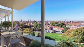 Uniek nieuwbouwproject met 9 stadswoningen op een toplocatie in Sint-Kruis, langs de stadsrand tussen de Dampoort en de Kruispoort.<br /><br />De woningen liggen in een prachtige groene parktuin langs het Zuidervaartje, op wandelafstand van het centrum van Brugge en in de nabijheid van diverse winkels, scholen en openbaar vervoer.<br /><br />Elke woning is optimaal ingericht met oog voor licht, ruimte en comfort. Ze zijn energiezuinig (E-peil 30) dankzij duurzame installaties zoals een warmtepomp, zonnepanelen en vloerverwarming. De woningen beschikken over twee slaapkamers en een aangename buitenruimte.<br /><br />Deze woning heeft indeling als volgt (verd. 0+): Inkomhal met afzonderlijk toilet, slaapkamer en aansluitende badkamer met enkele wastafel en douche. Verd. 1: volledig geïnstalleerde, open keuken, lichtrijke woonkamer met zit- en eethoek, berging, nachthal, afzonderlijk toilet, slaapkamer, badkamer met ligbad en dubbele wastafel met meubel en een ruim terras met uniek zicht op de Sint-Janshuismolen en de Kruisvest.<br /><br />Er is tevens de mogelijkheid om een parkeerplaats aan te kopen.<br /><br />Voor meer informatie kunt u contact opnemen met Michiel op 0473 255 533.