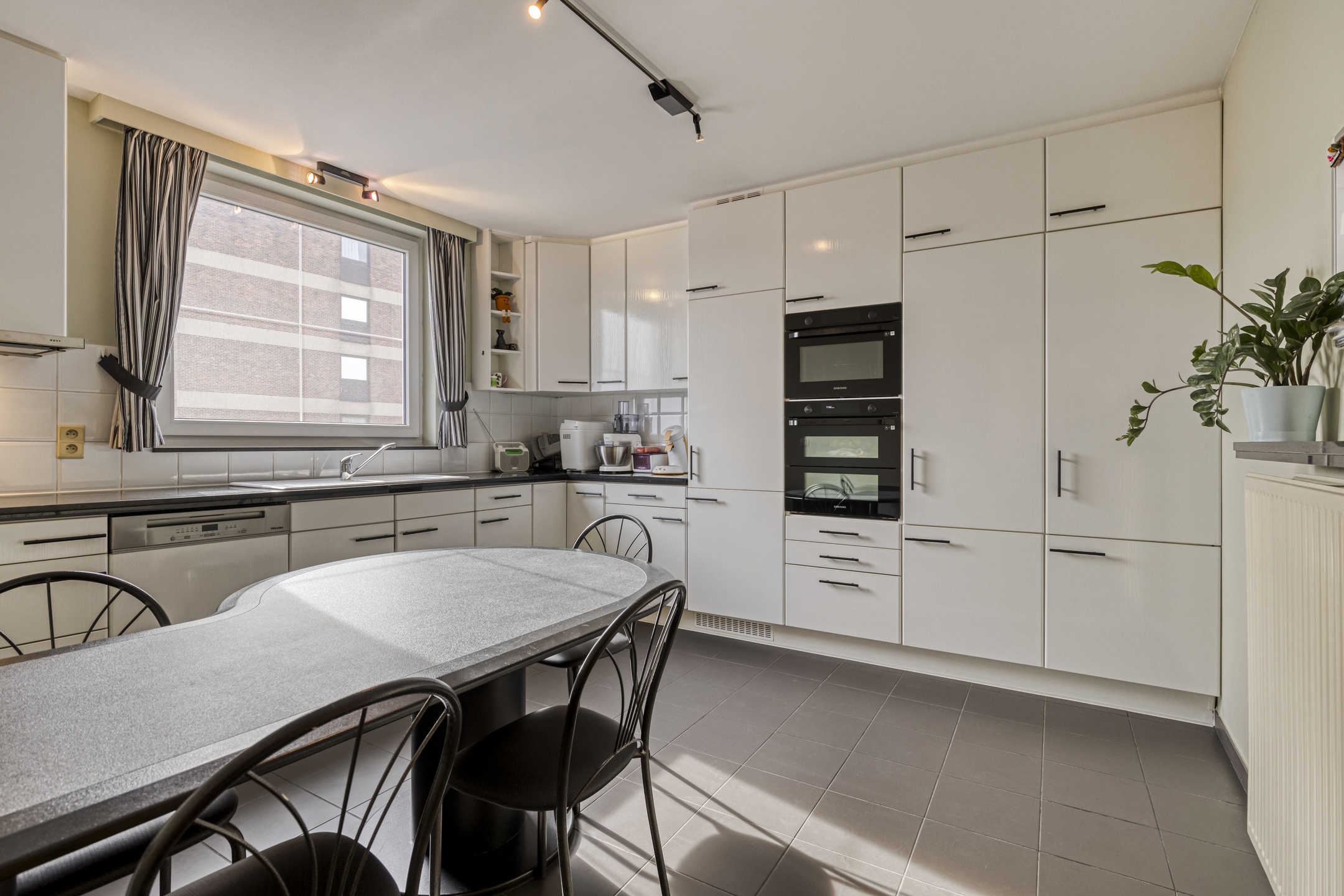 Instapklaar appartement met ruime garagebox naast Rivierenhof. - foto 5