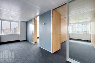 Hoogwaardige kantoorruimte van <strong>692 m²</strong> te huur in een toekomstgericht kantoorgebouw in Brussel.<br /><br />Gelegen op een absolute toplocatie, geniet deze site van een uitzonderlijke zichtbaarheid en een uitstekende bereikbaarheid via belangrijke verkeersassen. Dankzij de nabijheid van het openbaar vervoer zijn de stations Brussels-Luxembourg (10 min), Brussels-Central (15 min), Brussels-Midi (20 min) en Brussels-North (25 min) vlot bereikbaar.<br /><br />Dit kantoor combineert comfort, veiligheid en efficiëntie dankzij <strong>LED-verlichting</strong>, dubbele beglazing, toegangscontrole en een alarmsysteem, aangevuld met moderne vergaderfaciliteiten, lockers, douches, een stijlvolle vernieuwde lobbyreceptie en 9 liften. Bovendien beschikt het gebouw over een <strong>BREEAM In-Use Excellent-certificering</strong>, wat de focus op duurzaamheid, technologie en gebruikscomfort onderstreept.<br /><br />Gebruikers genieten bovendien van een uitgebreid aanbod aan faciliteiten, waaronder een fitnessruimte, de stijlvolle wine bar lounge L'Étiquette, Restaurant BON en een moderne coffee & food zone.<br />Met in totaal<strong> 279 parkeerplaatsen</strong>, waarvan <strong>34 met laadpunten</strong>, en meer dan <strong>150 fietsparkeerplaatsen</strong>, is een optimale bereikbaarheid gegarandeerd.<br /><br />Contacteer<strong> PANORAMA B2B</strong> voor meer informatie of een vrijblijvend plaatsbezoek via <strong>0477 09 00 09</strong>.