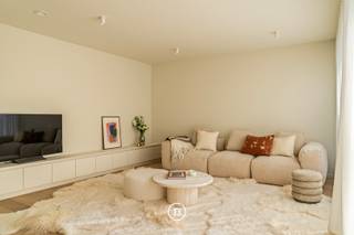 Dit luxueus afgewerkt appartement maakt deel uit van het nieuwbouwproject AQUILO, gelegen in het prestigieuze Sint-Idesbald. Een residentie die verfijnde architectuur koppelt aan een uitzonderlijk wooncomfort, midden in een stijlvolle en rustige omgeving aan de kust.<br /><br />Het energiezuinige karakter van de appartementen wordt verzekerd door individuele zonnepanelen, doorgedreven isolatie, een warmtepomp en balansventilatie type D. De ruime oppervlaktes en hoogwaardige afwerking onderstrepen het exclusieve cachet van dit project.<br /><br />Het appartement bevindt zich op de tweede verdieping en werd op plan ingedeeld als volgt: inkomhal met gastentoilet en berging, lichtrijke leefruimte met open keuken, twee slaapkamers, een badkamer, een zuidwestgericht terras en een ruime zolderberging.<br /><br />Verplichte aankoop van parkeergelegenheid en kelderberging, niet inbegrepen in de prijs.<br /><br />Oppervlakte appartement: 123,51 m²<br />Oppervlakte terras: 20,10 m²<br />Oppervlakte zolder: 20,84 m²<br /><br />Voor bijkomende informatie of een bezoek aan het modelappartement kunt u ons steeds contacteren via 050 66 00 00 of louna@found-baker.com