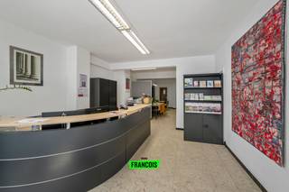 Dit commercieel pand is gelegen in de Koningsstraat, pal in het centrum van Oostende. Het pand is vlot bereikbaar met openbaar vervoer of de wagen. In de omgeving zijn er talrijke andere handelszaken. Daarenboven is er veel voetgangerspassage doorheen de dag.<br /><br />Het pand is logisch ingedeeld en biedt talrijke mogelijkheden.<br /><br />Bij het betreden van het pand is er ruimte voor een grote ontvangstruimte / balie. Achterin het pand is er dan weer plaats voor verschillende bureaus, waardoor er toch een grote mate van afscheiding mogelijk is.<br /><br />Tevens is er een afzonderlijk lokaal, dewelke ideaal is om een extra bureau of stockage uit het zicht te houden.<br /><br />Tot slot is er nog een kitchenette met eetruimte alsook een apart toilet.<br /><br />Bent u op zoek naar een gunstig gelegen handelsruimte, pal in het centrum van Oostende met talrijke faciliteiten en mobiliteitsmogelijkheden? Aarzel dan niet en neem contact op voor meer info of een afspraak!