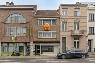 <span><strong>**Handelshuis stadsrand Leuven met achteringang**</strong></span><br /><br />Aan de Leuvense Stadsrand namelijk op de toegankelijke Naamsesteenweg te Heverlee kan je dit <strong>handelshuis </strong>vinden. Aan passage, ruimte en mogelijkheden geen gebrek in dit pand! Op heden is dit onroerend goed ingedeeld als volgt: een handelsruimte gelegen aan de voorzijde van het gebouw op de gelijkvloerse verdieping. Aan de achterzijde kan je de leefruimte en de keuken vinden. De eerste verdieping omvat drie slaapkamers en de badkamer. De bovenste verdieping is de zolderverdieping en tevens slaapkamer nummer vier. <br /><br />De woning is voorzien van een zeer ruime kelder en komt gelijk met het niveau van de tuin. Vanuit de tuin ga je naar de gelijkvloerse verdieping van de woning via een trap dat uitkomt op het terras. De <strong>tuin is een prachtig stukje groen</strong> en verbonden aan een <strong>tweede perceel tuin</strong> wat ervoor zorgt dat deze woning in totaal geniet van <strong>3are grond</strong>. Dit is nog niet alles want aan dit bijkomende perceel tuin zijn de <strong>twee autostaanplaatsen</strong> verbonden. Dit wil zeggen dat je na het parkeren de woning kan binnen wandelen via de achterzijde. Ook met de fiets geeft dit mogelijkheden, als dat geen troef is! De autostaanplaatsen zelf bereik je via de <strong>Groenstraat </strong>en zijn niet inbegrepen in de vraagprijs maar informeer gerust naar de voorwaarden. <br /><br /><span><strong>Interesse in dit uniek pand? Super! Contacteer onze vastgoedmakelaar Jacky voor een bezichtiging ter plaatse: jacky@connect-immo.be of 0495 53 46 49. </strong></span><br /><br />EPC: 325 kWh/m² - UC: 3124191 <br />wg, gdv, vg, gvkr, gvv