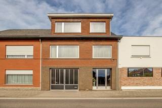 <strong>Deze ruime woning met 3 slaapkamers en inpandige garage is centraal gelegen aan de stadsrand van Herentals. </strong><span><br /><br /><strong>Ligging:</strong> op een invalsweg net buiten de ring van Herentals. Vlakbij de bossen van de "Toeristentoren", snepkensvijver en andere natuurgebieden. Eveneens op korte afstand van winkels, scholen, station, ...</span><span><br /><br /><strong>Omschrijving:</strong> de woning werd gebouwd in 1970 en beschikt over volgende indeling: een ruime inkomhal geeft u toegang tot de grote inpandige garage, berging/wasplaats en toilet. De eerste verdieping omvat leefruimte in L-vorm (parket), bureau/speelruimte/... en keuken met alle comfort. Via de trap komt u op de tweede verdieping met 3 slaapkamers en badkamer voorzien van ligbad/douche, lavabo en bidet. Via een vouwtrap is er nog een kleine bergzolder. Achteraan beschikt deze woning over een tuintje dat wordt gehuurd van spoorwegen voor een klein jaarlijks bedrag.<br /><br />Extra info: Kruipkelder onder ganse woning I Aluminium ramen I Rolluiken achteraan I Cv op stookolie I EPC: 469 kWh/m2 (Label E - renovatieverplichting). <br /><br />Deze woning valt onder de renovatieplicht. Voor meer info kijk op de website van het Vlaams Energie- en Klimaatagentschap: https://www.vlaanderen.be/een-huis-of-appartement-kopen/renovatieverplichting-voor-residentiele-gebouwen<br /><strong><br />Bijzondere informatieplicht</strong>: Vg, Wg, Gmo, Gvv, Gvkr.</span>