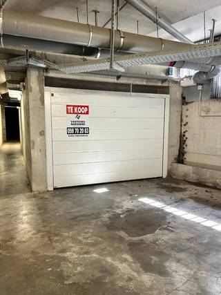 Ce garage fermé est situé au sous-sol de la résidence SOUTH VIEW. Le garage est équipé d'une porte électrique et offre suffisamment d'espace pour...