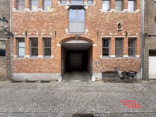 In het hartje van Brugge bevindt zich deze ruime garagebox.De garage is goed toegankelijk en biedt voldoende ruimte voor een voertuig.Dankzij de...
