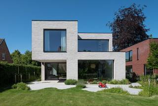 <p>Welkom in jouw nieuwe thuis! Deze parel van een villa is een one-of-a-kind opportunity voor onder meer architectuur liefhebbers. Verscholen in een rustige, doodlopende straat in het geliefde Boechout vormt het groene en landelijke decor de perfecte setting voor deze bijzondere woning.</p>
<p>In 2019 werd dit huis gebouwd met een arendsoog voor stijl én detail. Strakke, kubistische vormen en vloeiende lijnen in de betonvloer zorgen meteen voor een unieke, hoogwaardige sfeer. Diezelfde aandacht voor vormgeving loopt als een rode draad verder doorheen het interieur. Verfijnde materialen, architecturale lijnen en een doordacht ontwerp smelten samen tot een bijzonder geheel.</p>
<p>Je wordt verwelkomd in de inkomhal die praktisch werd voorzien van inmaakkasten, aangrenzend bevindt zich de zonnige, riante leefruimte waar de grote raampartijen en de trendy keuken met kookeiland meteen de show stelen. De look-and-feel straalt bovendien 100 % luxe uit dankzij het gebruik van hoogwaardige materialen. Daarnaast staat deze ruimte in directe verbinding met de indrukwekkende zuidertuin van 270 m² welke zonder enig twijfel één van de favoriete plekjes zal zijn van het huis, waar je in alle privé tot rust kan komen en kinderen vrij kunnen spelen in het groen. Verder beschikt de woning over drie ruime slaapkamers, waarvan één werd voorzien van een ensuite-badkamer met inloopdouche en dubbele lavabo in meubel. Ook de tweede badkamer weet meteen te verrassen met haar uitgesproken high-end uitstraling. Een vrijstaand ligbad en dubbele lavabo creëren hier een wellnesssfeer, terwijl de aansluitende dressing het plaatje helemaal compleet maakt. Het toilet is apart. Tot slot is er nog een aparte wasruimte voorzien, wat het wooncomfort nog een level hoger tilt.</p>
<p>Een thuis die niet alleen met haar unieke karakter weet te verrassen, maar vooral gemaakt is om jarenlang van te genieten.</p>
<p><strong>Technische gegevens: EPC-label A!! </strong>Geïsoleerd dak, muren, centrale verwarming op gas, <strong>zonnepanelen </strong>aanwezig. <strong>Grote droge kelder </strong>voorzien. <strong>Oprit aanwezig! </strong>3 jaar <strong>aansprakelijkheid</strong> van toepassing. <strong> </strong></p>
<p><strong>Stedenbouwkundige inlichtingen en bodemattest in aanvraag. Bevindt zich niet in een risicozone voor overstromingen (P- en G-score A). Renovatieverplichting niet van toepassing.</strong></p>