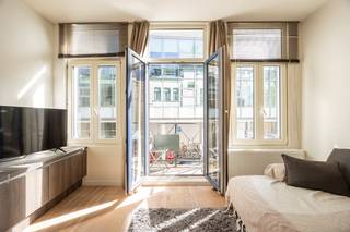 Gelegen op de eerste verdieping van een kleinschalige residentie (slechts 4 units) en recht tegenover de AP Hogeschool, bevindt zich dit bijzonder charmante en lichtrijke appartement met een bewoonbare oppervlakte van ca. 46 m² (EPC). Het gebouw werd in 2018 volledig gerenoveerd en combineert het de charme van een compact stadsappartement met het comfort van een modern afgewerkt geheel.<br /><br />De indeling zit strak en logisch in elkaar:<br />het hart van de woning wordt gevormd door de uitnodigende leefruimte met open keuken—een plek waar licht vrij spel heeft en waar koken en ontspannen één geheel worden. De keuken is praktisch en volledig uitgerust, ideaal voor dagelijks gebruik.<br /><br />Verder beschikt het appartement over een volwaardige slaapkamer, een verzorgde badkamer met instapdouche, een apart gastentoilet en een praktische wasplaats/technische berging — een absolute meerwaarde binnen dit type appartement.<br /><br />Dankzij de centrale ligging in de gegeerde Universiteitsbuurt bevinden winkels, horeca, openbaar vervoer en het bruisende stadsleven zich op wandelafstand. Dit maakt het appartement uitermate geschikt voor eigen bewoning, maar ook bijzonder interessant als investering met vlot verhuurpotentieel.<br /><br />Kortom, een instapklaar appartement met een sterke ligging, een doordachte indeling en een aantrekkelijk rendementsperspectief.<br /><br />Voor verdere informatie of een vrijblijvende afspraak tel 03.225.00.68 of mail info@wellimmo.net<br /> 