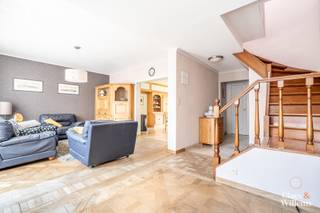 Cette spacieuse maison bel-étage à rénover bénéficie d’une situation particulièrement avantageuse, à deux pas du centre de Hal et de toutes ses commodités.

Au rez-de-chaussée, vous trouverez un vaste hall d’entrée donnant accès au garage, pouvant accueillir une à deux voitures. Ce niveau comprend également un WC avec lavabo et douche, ainsi qu’un espace de rangement ou une pièce polyvalente.

Le premier étage se compose d’un spacieux et lumineux séjour avec balcon, d’un WC séparé, d’une grande salle à manger et d’une cuisine indépendante. La salle à manger et la cuisine donnent toutes deux accès à la terrasse située à l’arrière.

Le deuxième étage comprend trois chambres ainsi qu’une salle de bains équipée d’une baignoire, d’un double lavabo et d’un WC.

La maison est entièrement sous-cavée et le jardin est également accessible via les caves. Grâce à son agencement pratique et à ses nombreux espaces, cette habitation convient parfaitement comme spacieuse maison familiale ou pour l’exercice d’une profession libérale.

Pas d’obligation de rénovation énergétique.