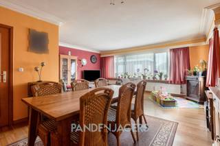 Op een rustige locale in Brasschaat, vinden we dit kleinschalig appartementsgebouw terug met slechts 2 appartementen en 5 garageboxen. <br /><br />Op de eerste verdieping is er dit ruim appartement van 102 m2 groot met een ruime woonkamer en 2 slaapkamers. Achteraan is er een privaat ruim terras voorzien.<br />In 2019 werd het dak volledig vernieuwd en geïsoleerd met 10 cm isolatie.<br />Met een EPC C-label is er bovendien geen renovatieverplichting. <br /><br />Het appartement wordt heden verhuurd. Garage (20m2) verplicht aan te kopen aan 30.000 euro. <br />In deze garagebox is er elektriciteit voorzien. <br /><br />Pandenjagers is een innovatief vastgoedkantoor en kiest bewust voor een unieke en transparante aanpak. Bij ons bestaat de totale aankoopprijs altijd uit twee duidelijke onderdelen: de vraagprijs die bovenaan in de advertentie vermeld staat, plus onze vaste commissie van 10.000 euro incl. BTW. Dankzij deze open prijsstructuur krijgt u als koper vanaf het eerste moment een eerlijke inkijk hoe de totale prijs van het pand tot stand is gekomen.<br /><br />Interesse? Contacteer ons via 0465/08.26.69 of info@pandenjagers.be.
